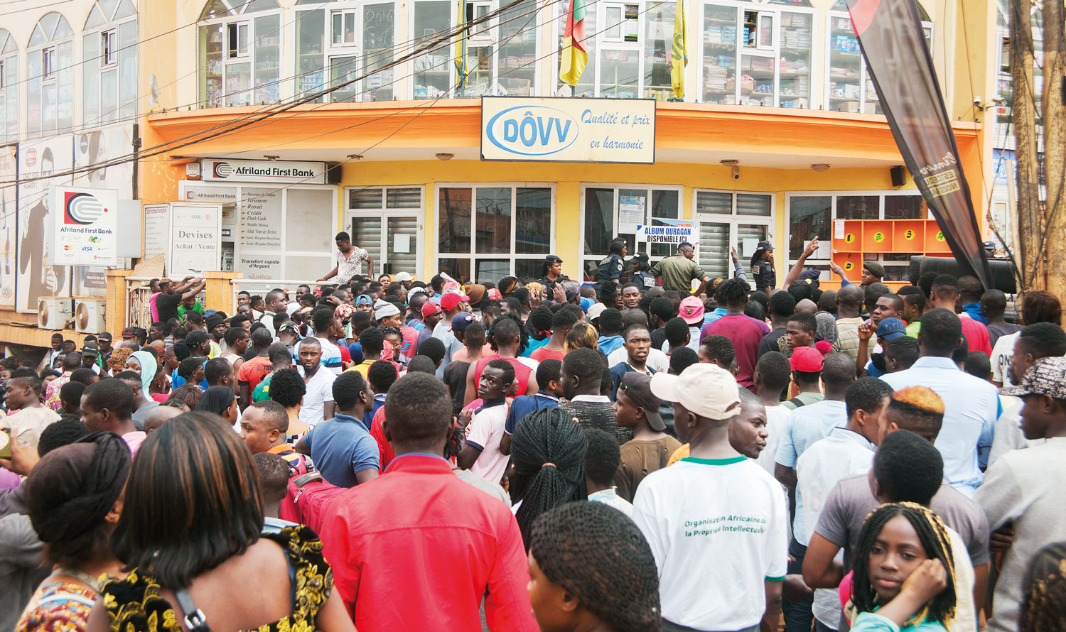 Yaoundé-Essos: la foule envahit un super marché