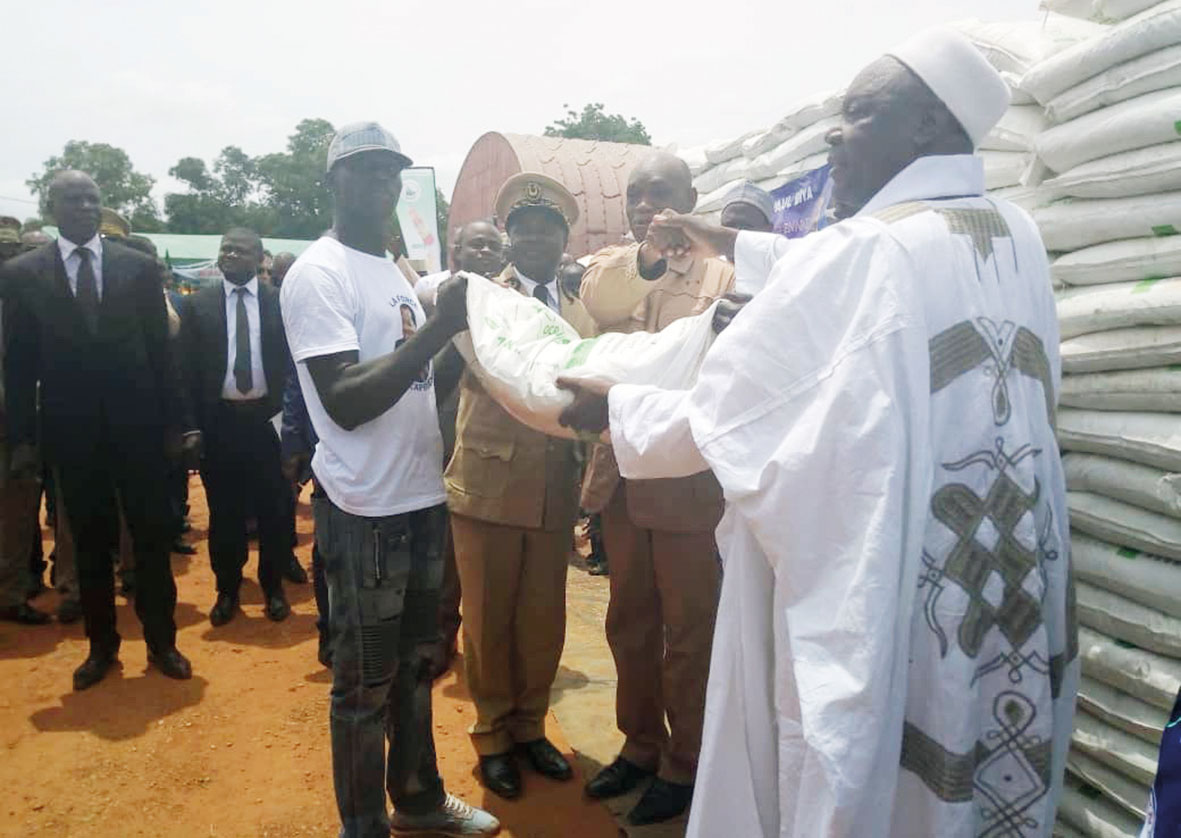 Filière coton : Le Chef de l’Etat offre des engrais aux producteurs