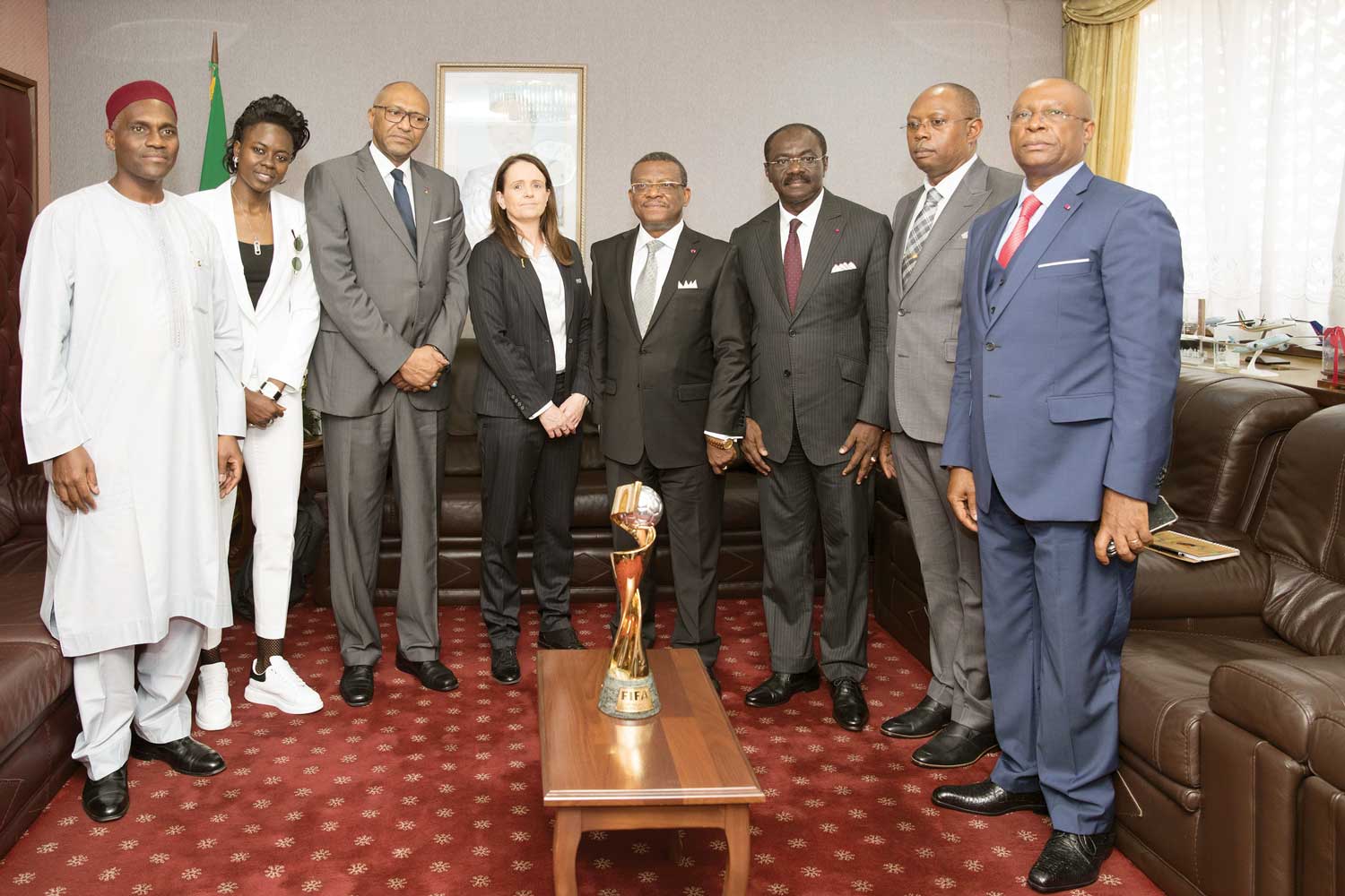 Coupe du monde de football féminin : Le trophée chez le PM