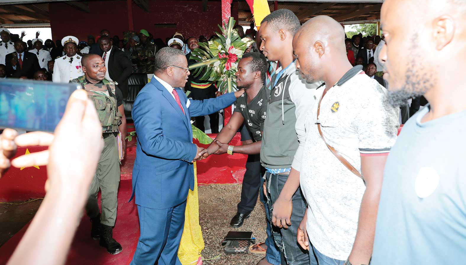 Régions anglophones : Dion Ngute messager de la paix