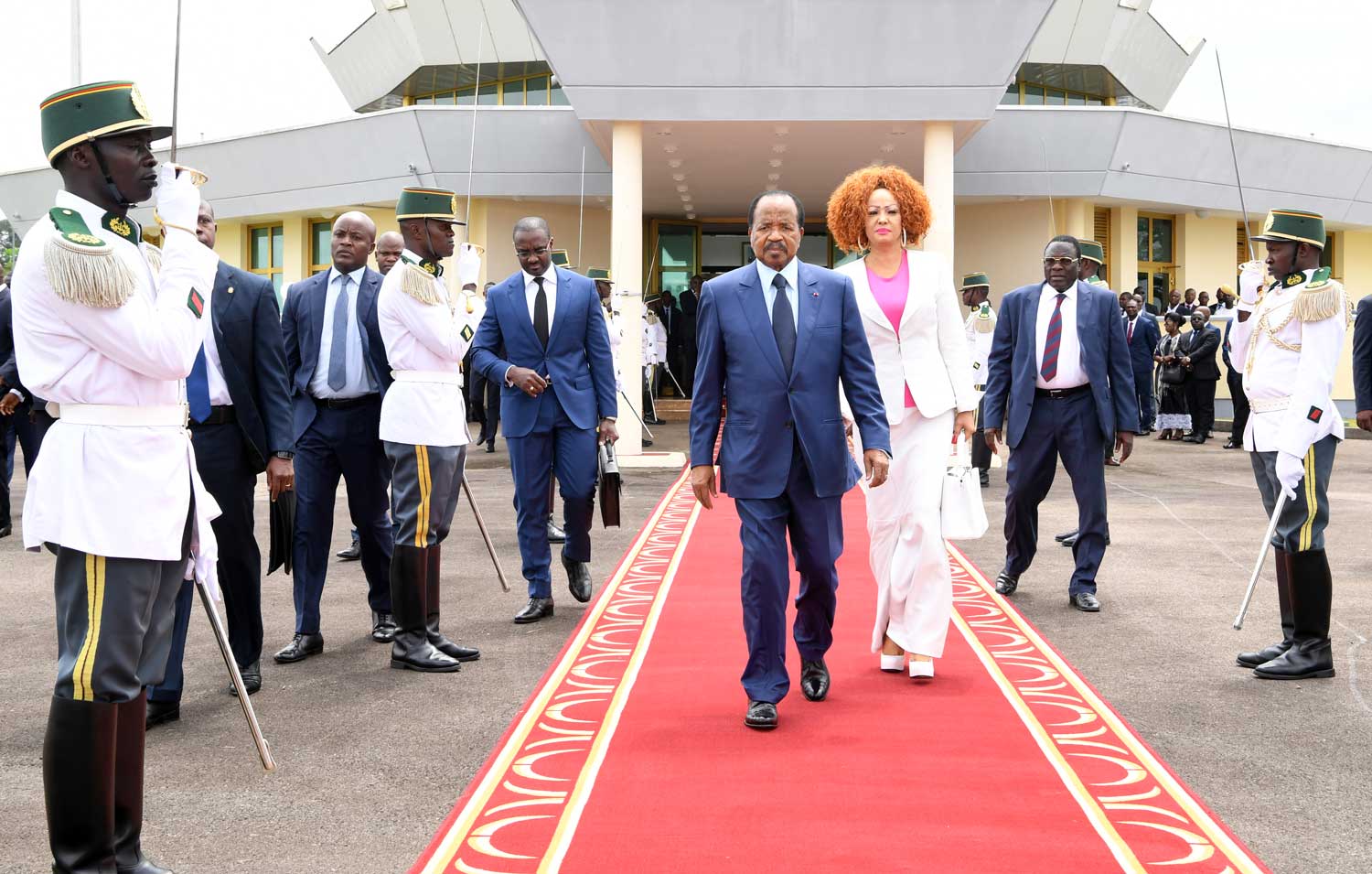 Manifestations hostiles au couple présidentiel en Suisse : Le Gouvernement condamne !