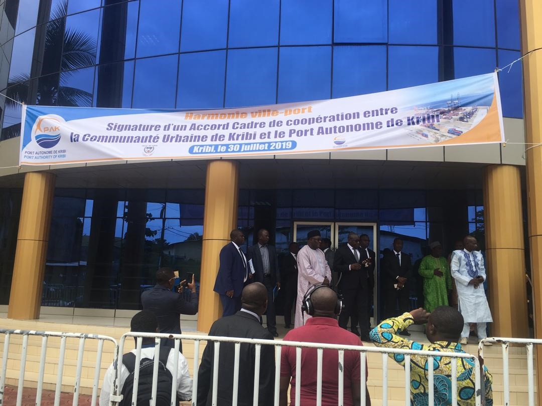 Kribi : Signature d’un accord-cadre entre la Communauté urbaine et le PAK
