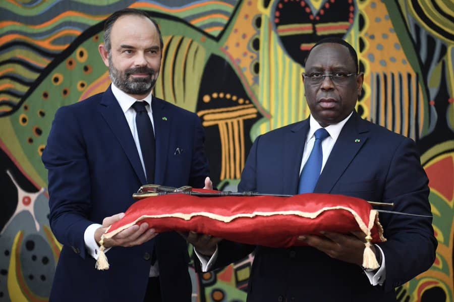 Sénégal : la France remet le sabre d’Omar Saïdou Tall à Macky Sall