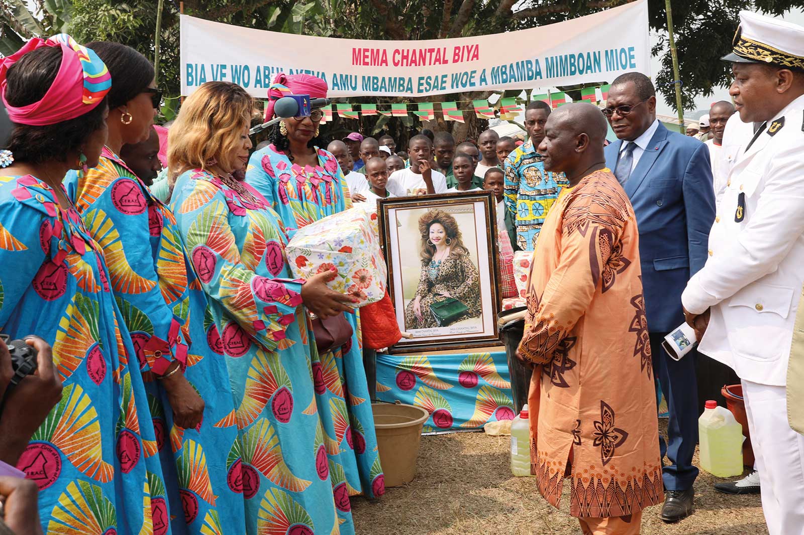 Efoulan : chatoyante gratitude à Chantal Biya