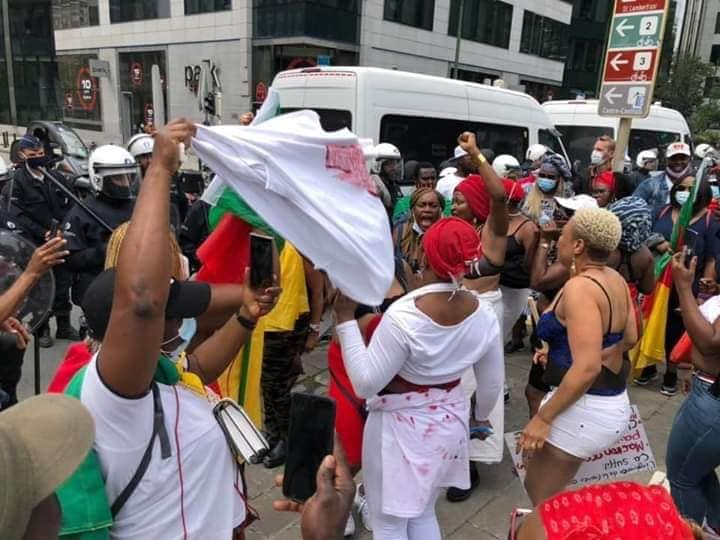 Sommet européen: Nudité exhibée par amazones de la BAS