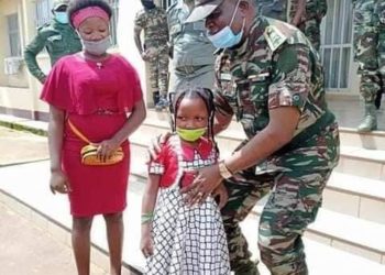 Crise anglophone: L’Armée remet aux responsables des affaires sociales du Nord-Ouest deux filles abandonnées