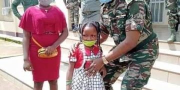 Crise anglophone: L’Armée remet aux responsables des affaires sociales du Nord-Ouest deux filles abandonnées