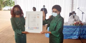 Autorité Aéronautique: Paule Assoumou Koki reçoit deux certificats ISO 9001/2015