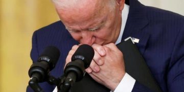 Double attentat suicide à l’aéroport de Kaboul: En pleurs, Joe Biden promet des représailles