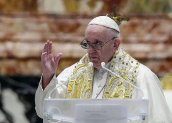 Place Saint-Pierre : le pape François célèbre une messe dans la lumière de la Résurrection