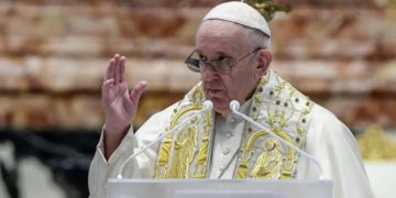 Place Saint-Pierre : le pape François célèbre une messe dans la lumière de la Résurrection