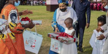 Cameroun : Chantal Biya, en « Père Noël » à Memiam