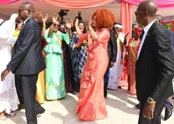 Yaoundé : meilleurs vœux et fleurs pour Chantal Biya